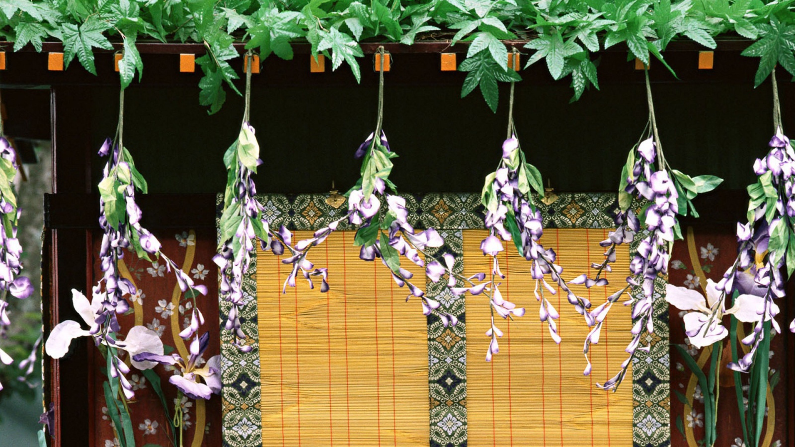 Японский дом в зелени