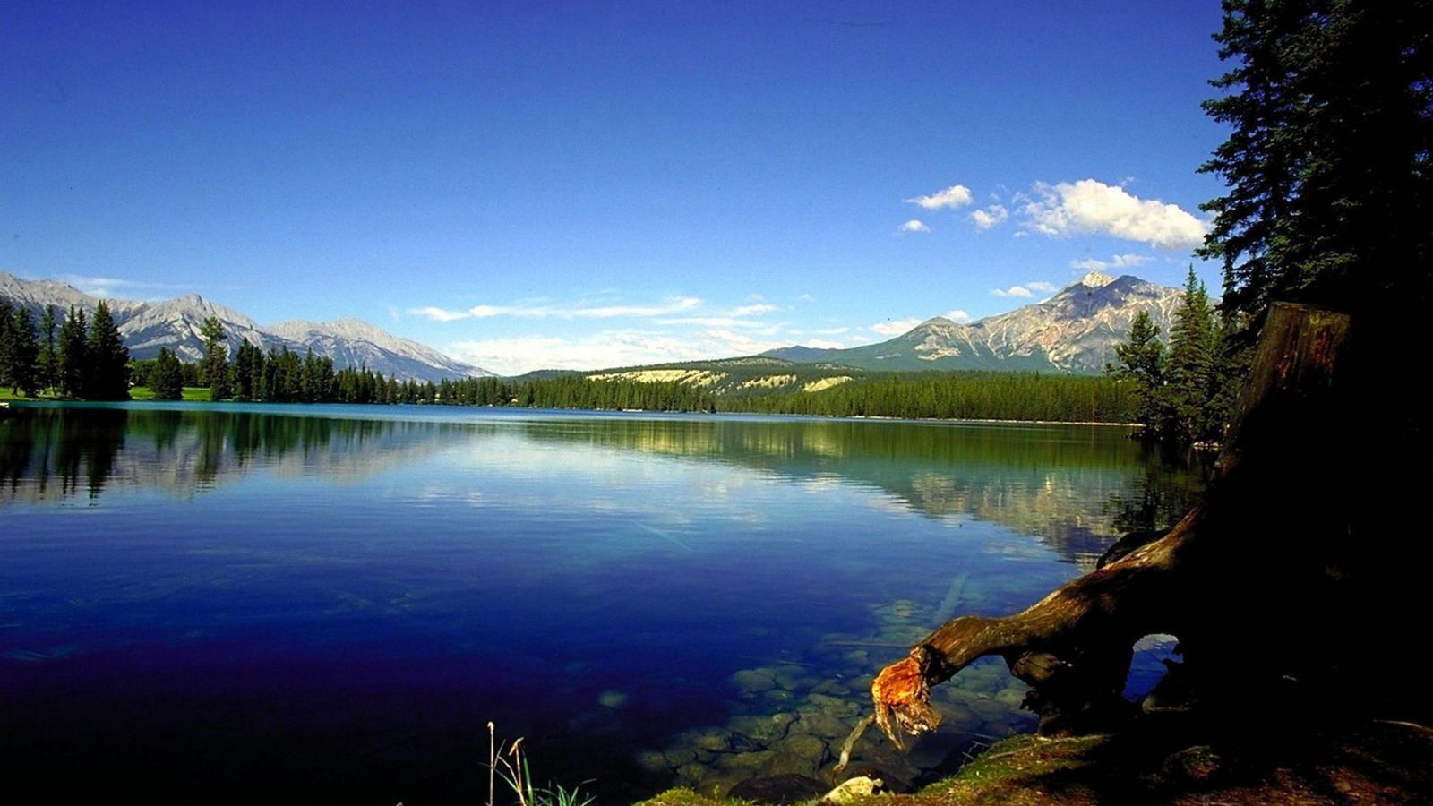 Голубое озеро среди гор