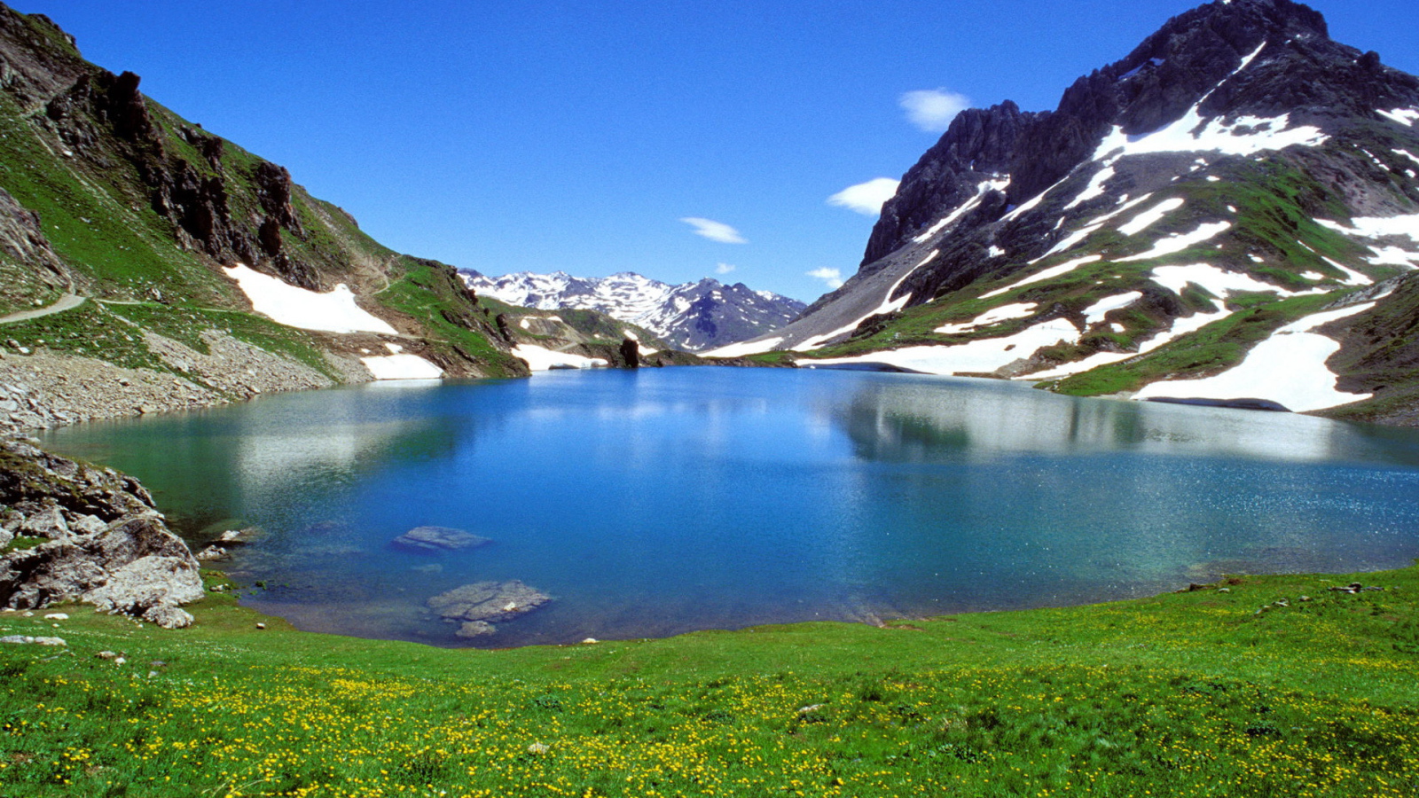 Чистая озерная вода
