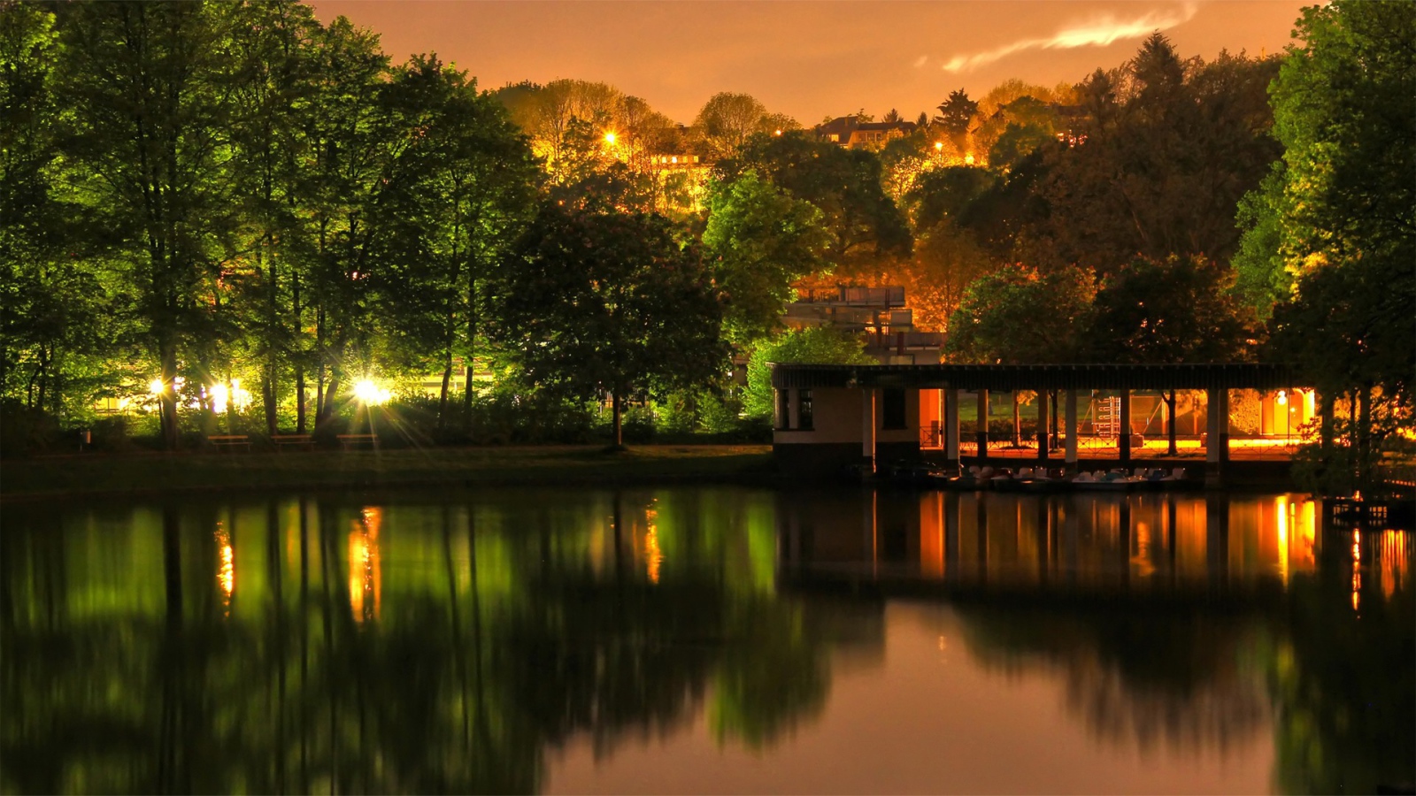 Золотой вечер на озере