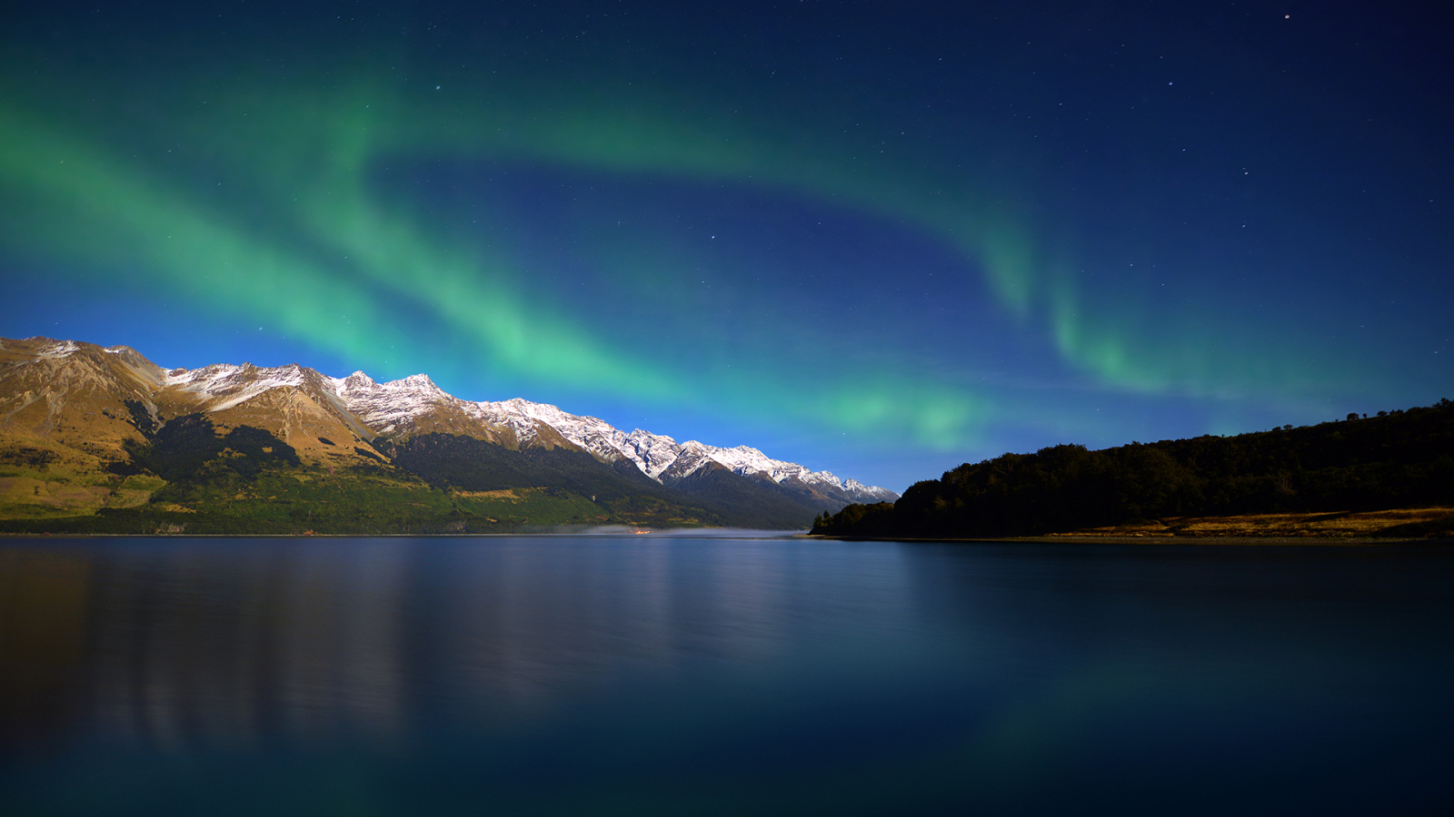 Северное сияние над озером