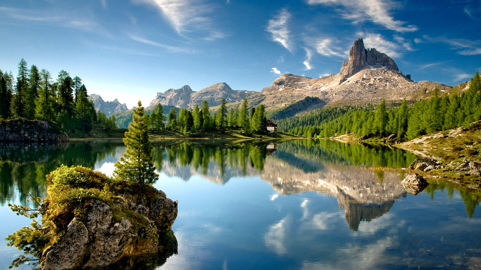 Чистое горное озеро