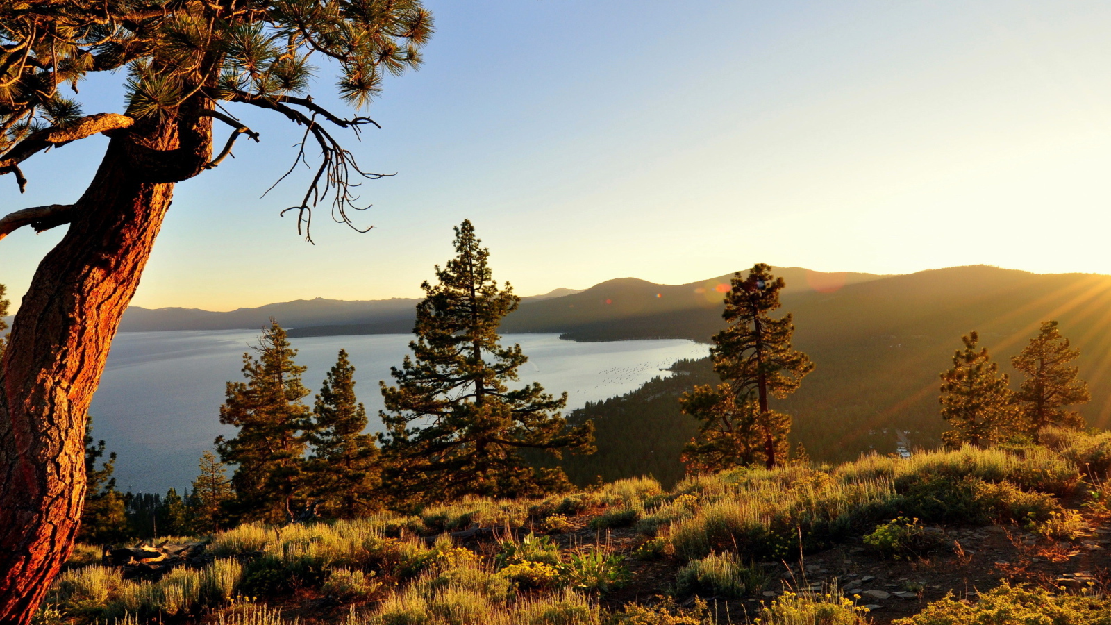 Лучи заката над озером