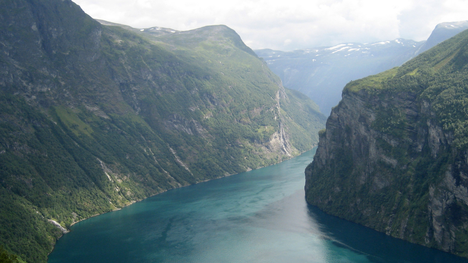 Река между гор