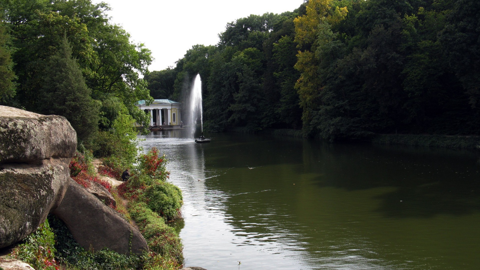 Река с фонтаном