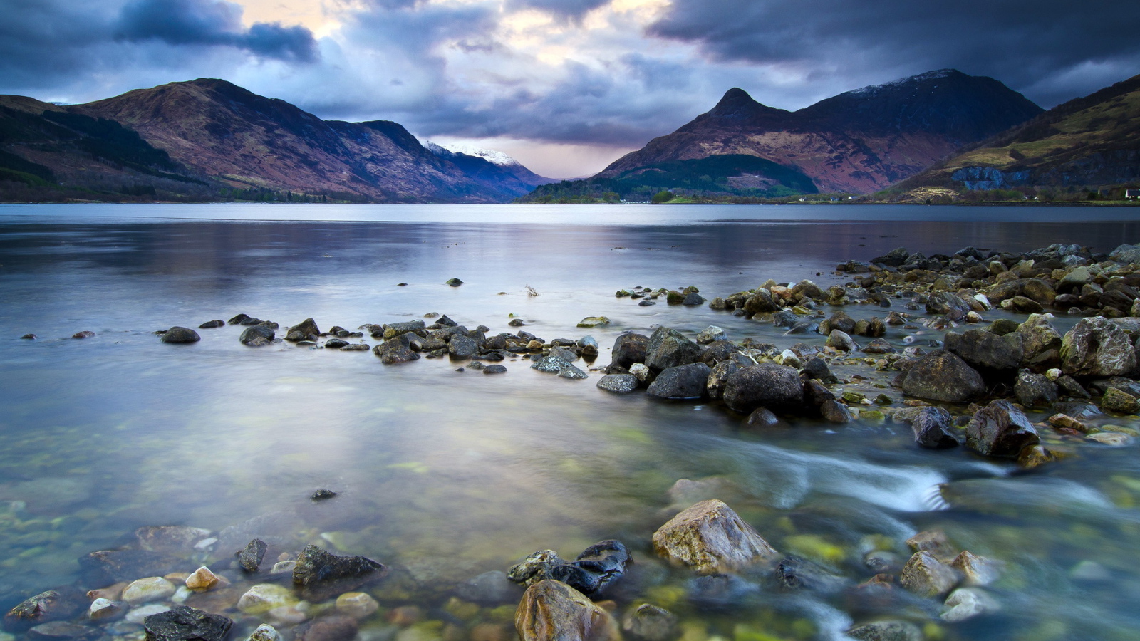 Каменистый берег озера