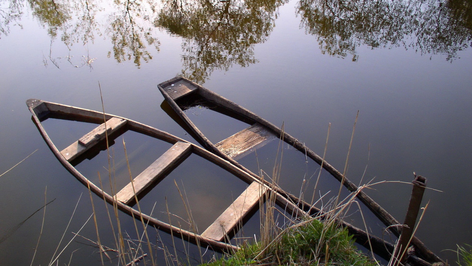 Утонувшие лодки на озере