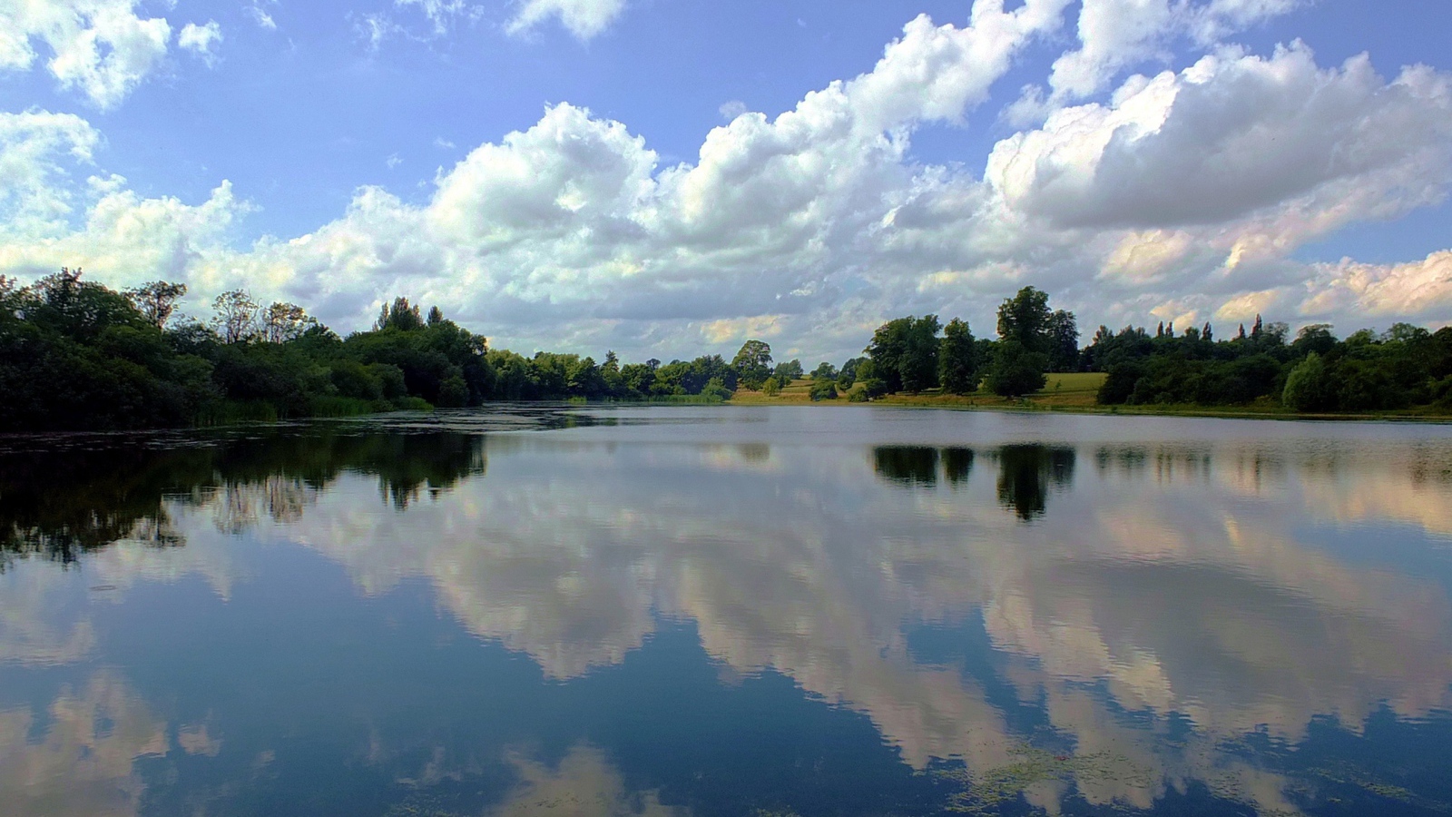 Облака отражаются в озере