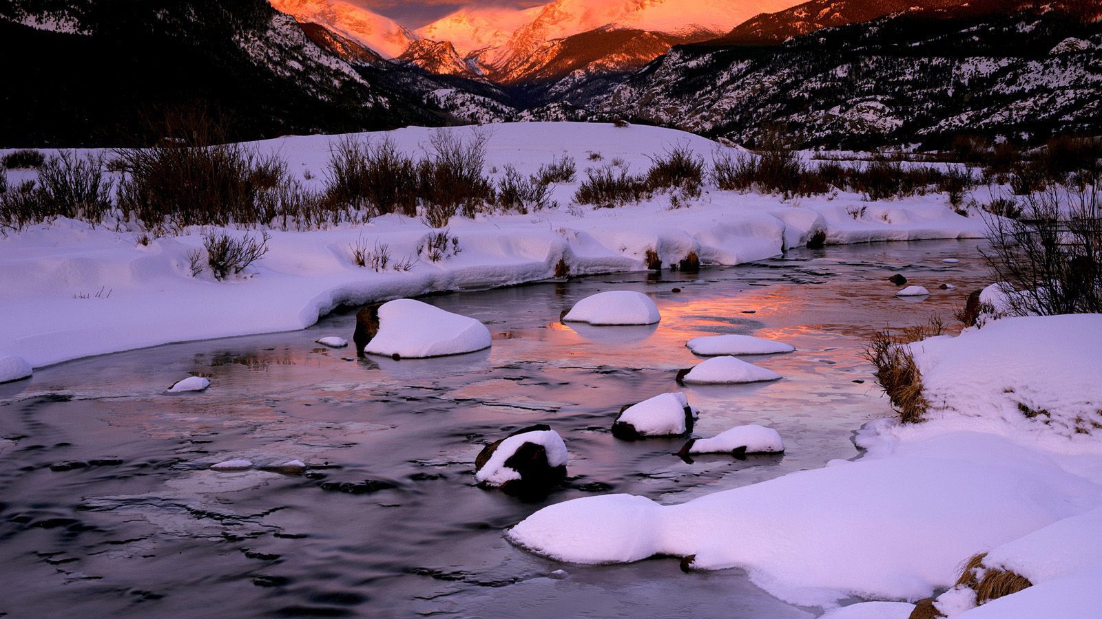 Снег на горной реке