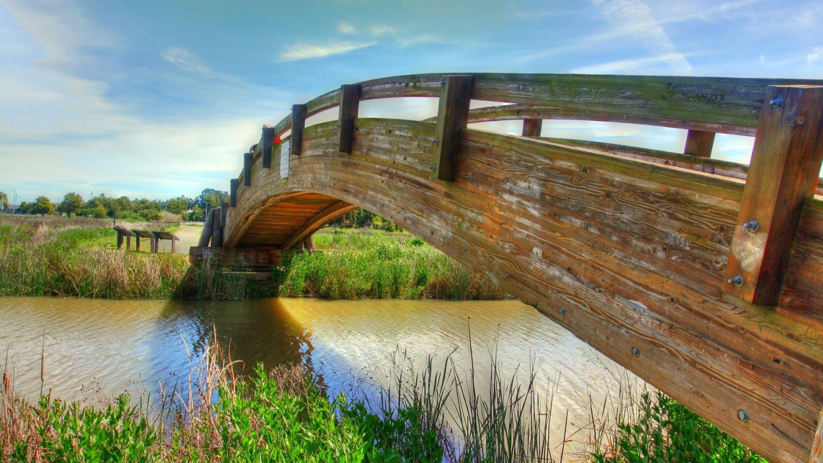 Деревянный мост через реку