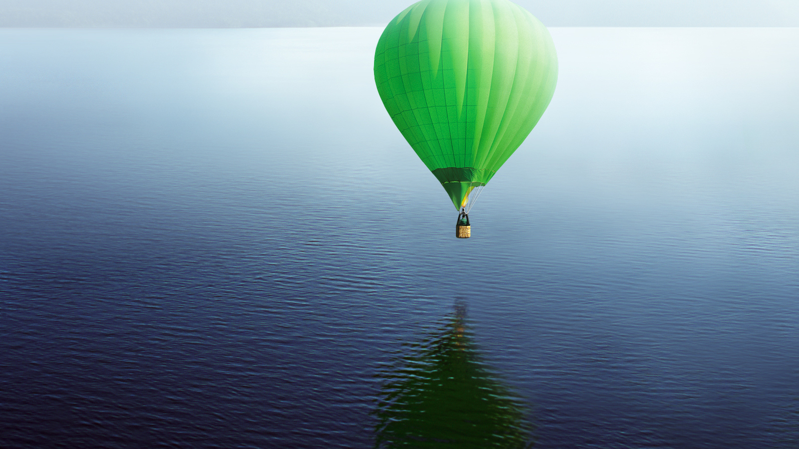 Воздушный шар над морем