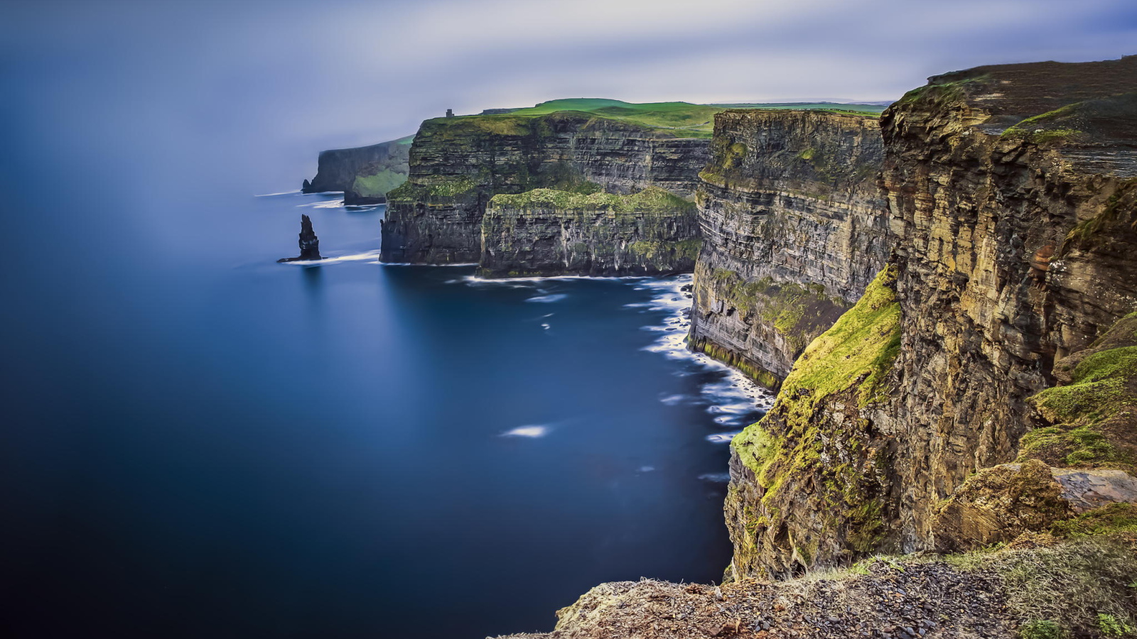 Скалистый морской берег