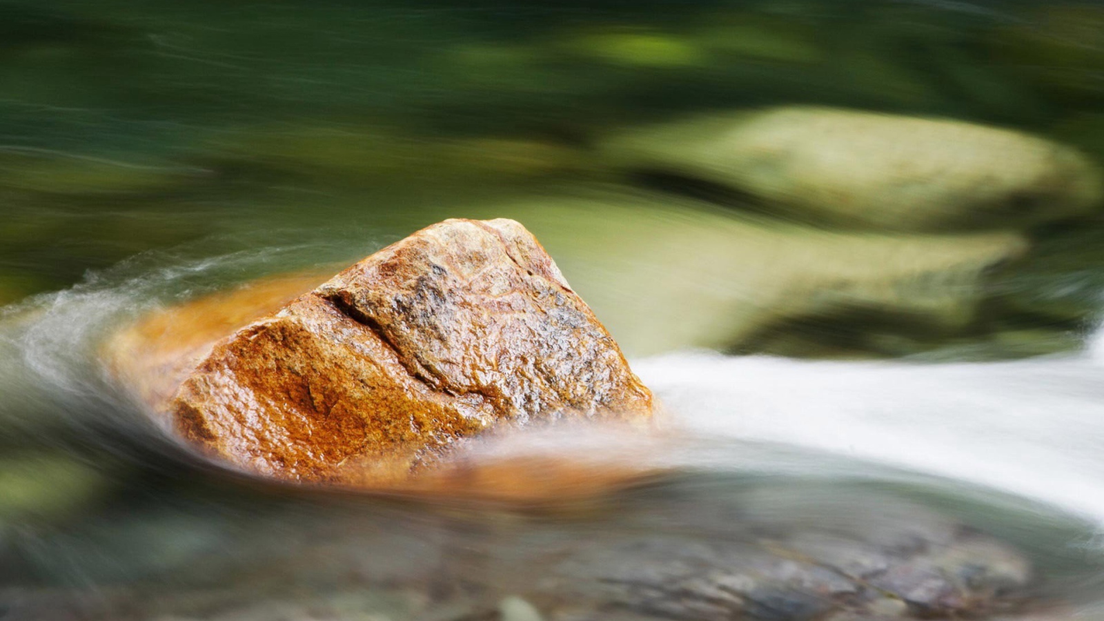 Камень и вода