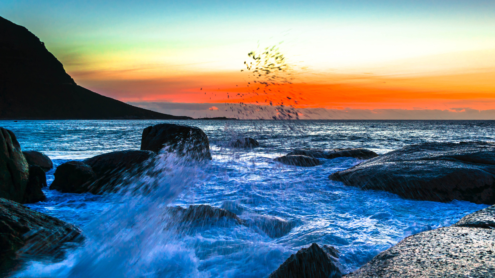 Закат над морским заливом