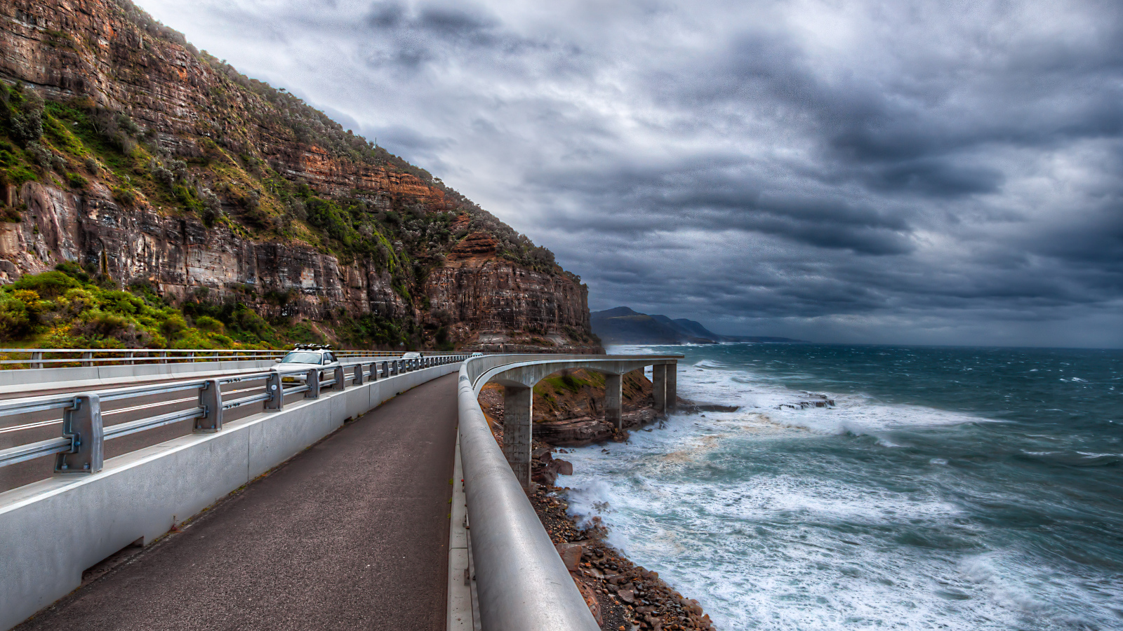 Дорога у берега моря