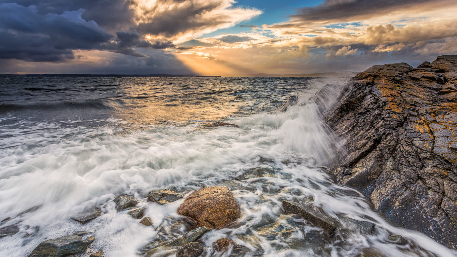 Волны бьются о скалы