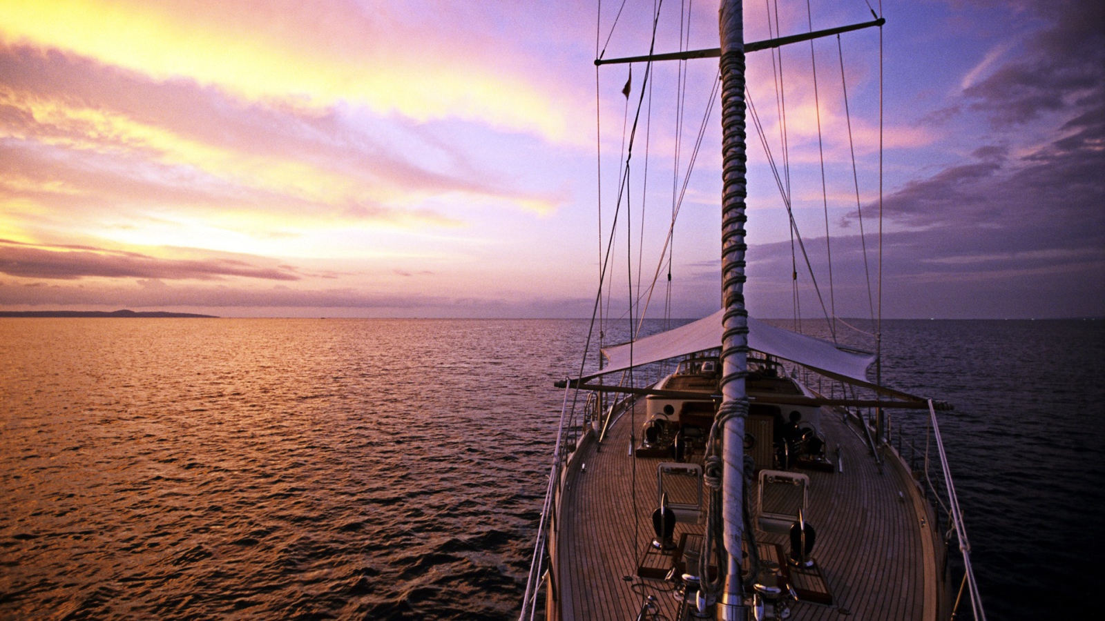 Яхта в море