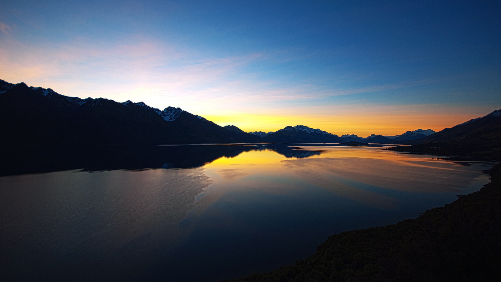 Закат над озером