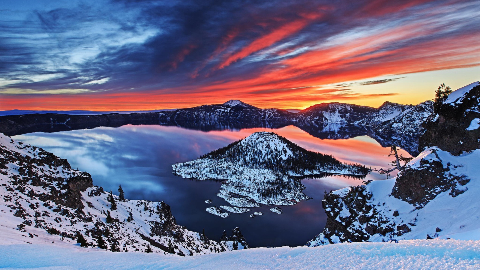 Закат над горным озером