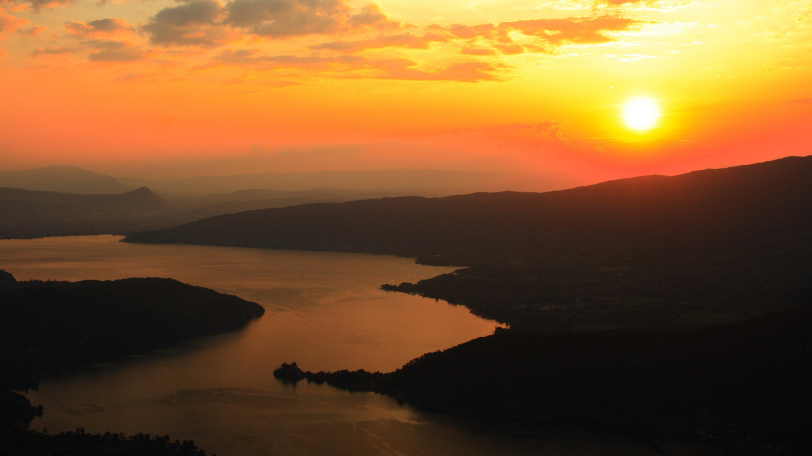 Закат над извилистой рекой