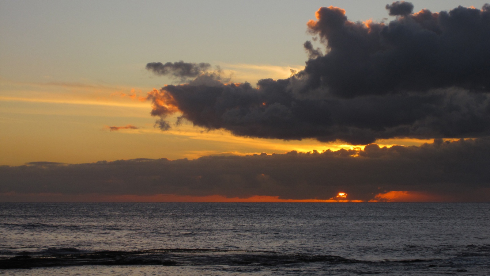 Солнце садится в тучу