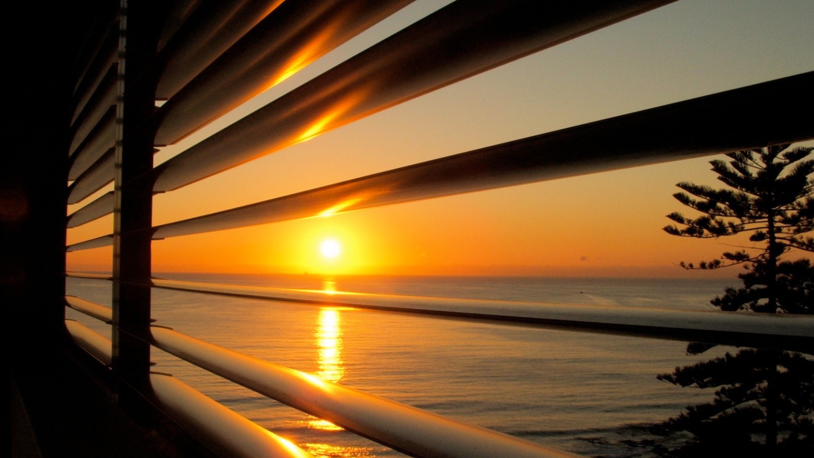 Вид на закат через жалюзи