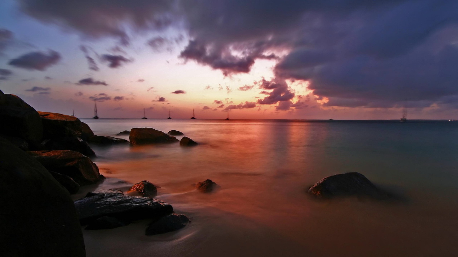 Яхты на фоне заката