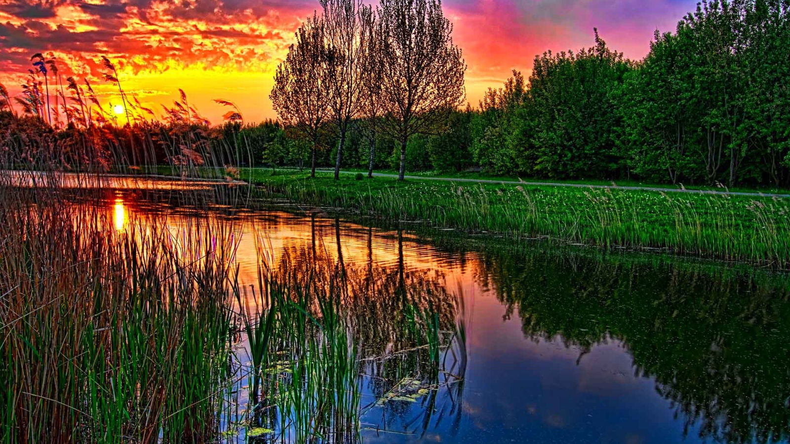 Красный закат над озером