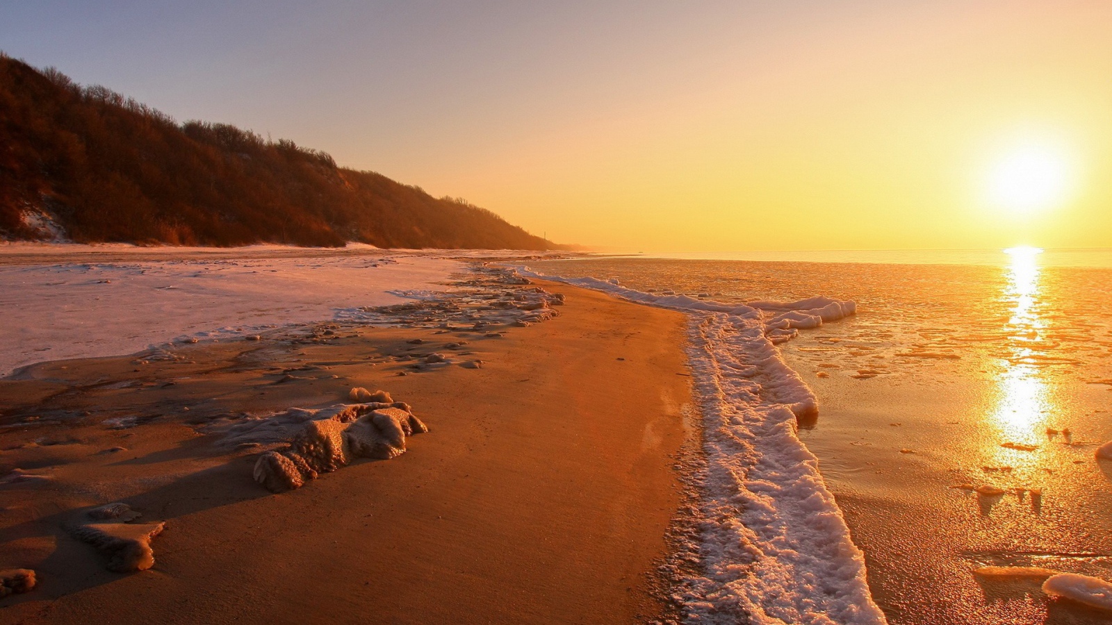 Морская пена на пляже