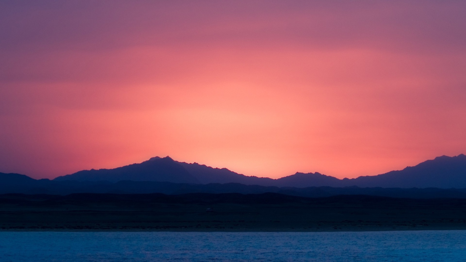 Розовый закат над синим морем