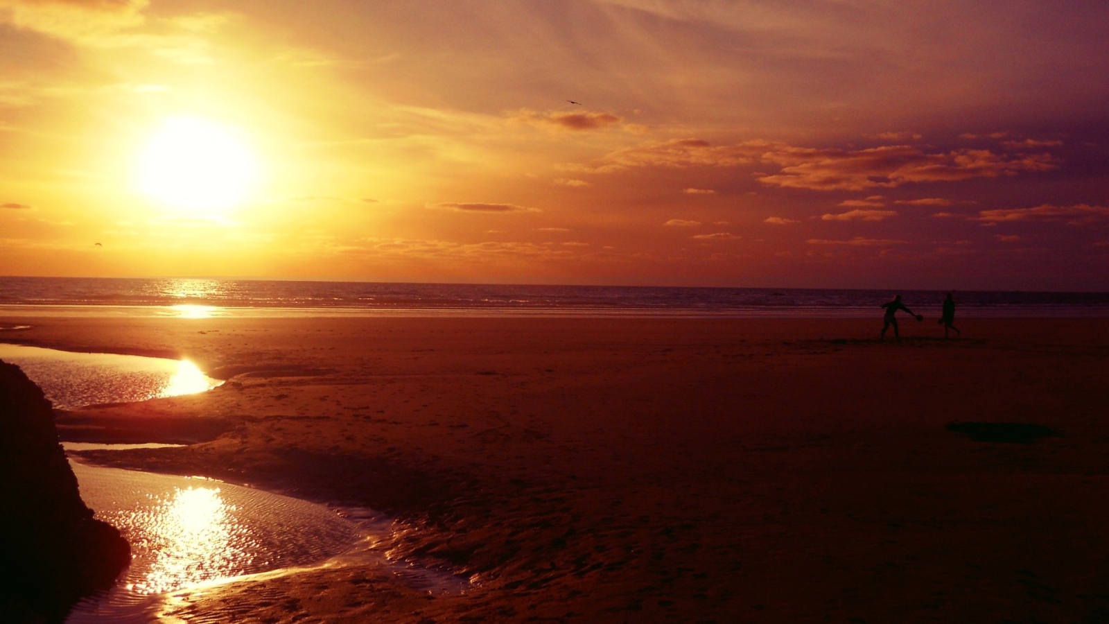 Закат на морском пляже