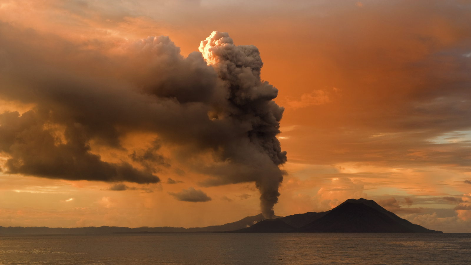Извержение вулкана на острове