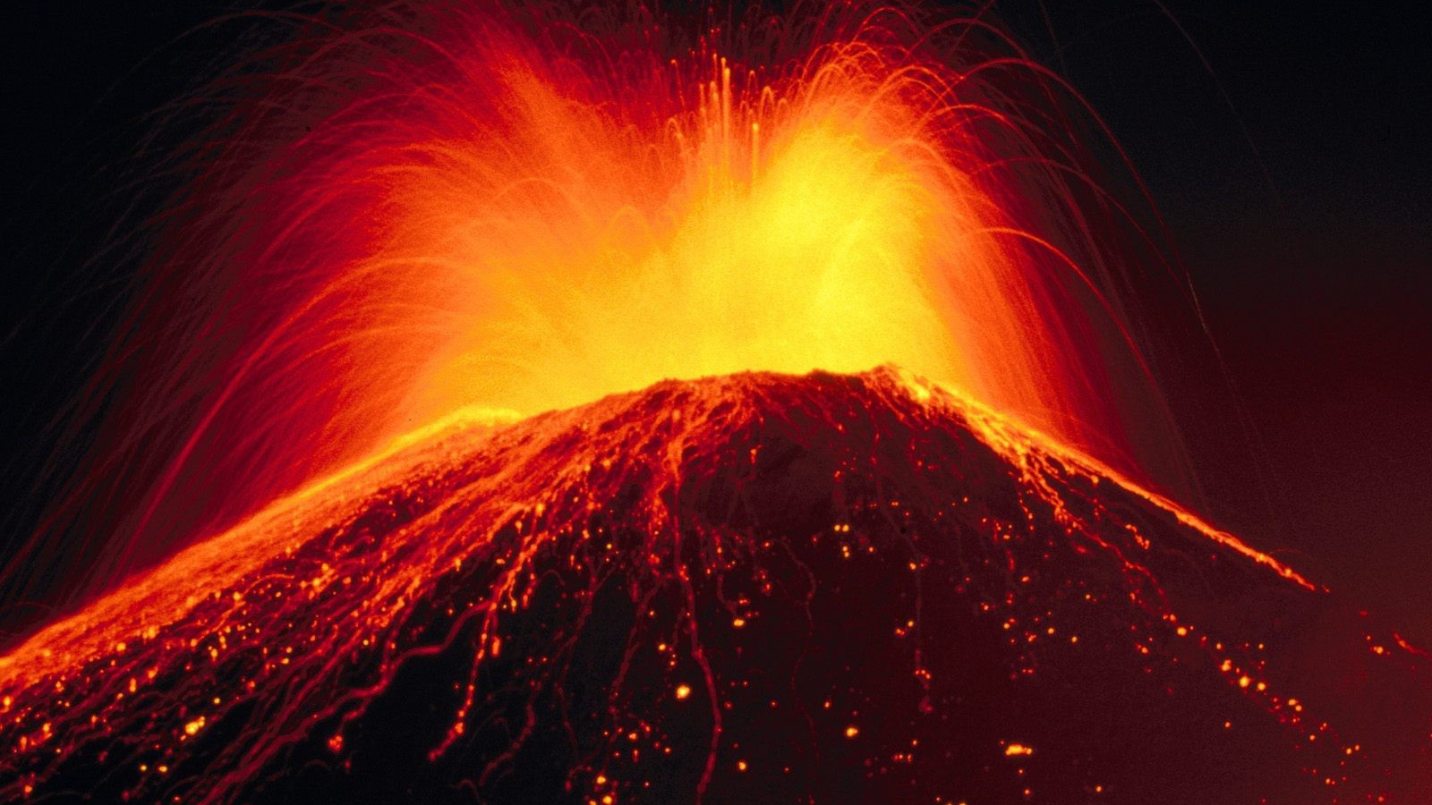 Извержение вулкана с брызгами лавы