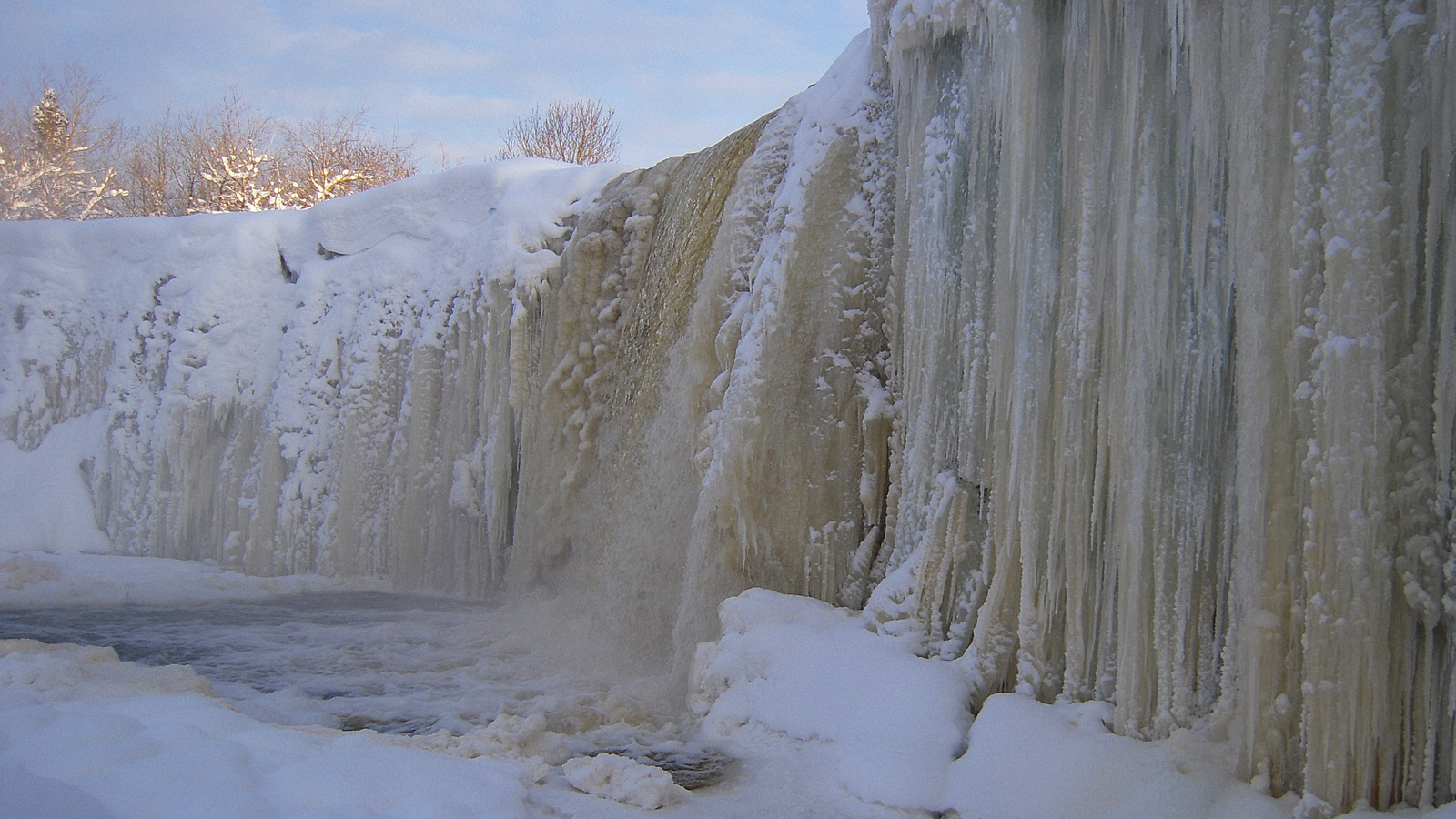 Замерзший водопад Ягала
