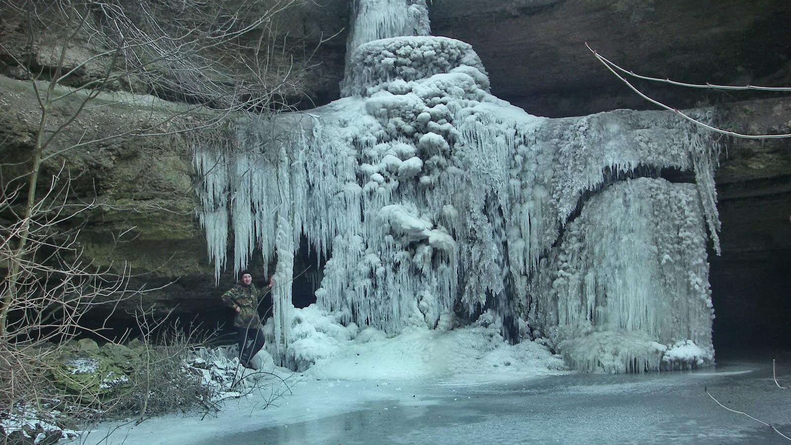 Замерзший водопад в Молдавии