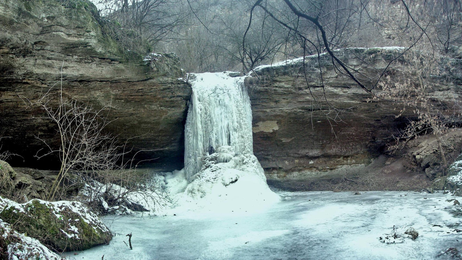 Замерзший водопад в Молдавских лесах