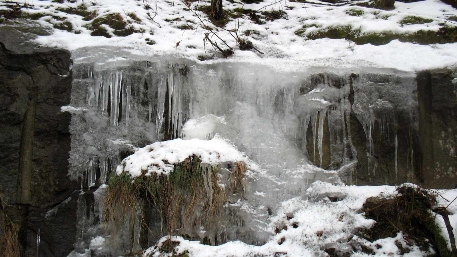 Замерзший водопад в России