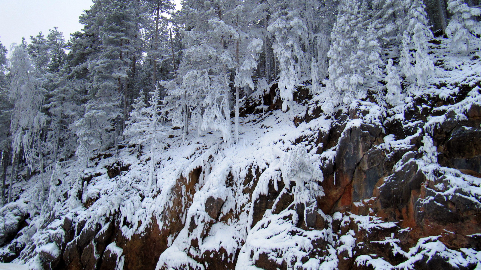 Замерзший водопад в Швеции