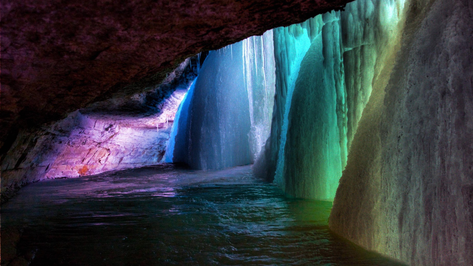 Радужный замерзший водопад