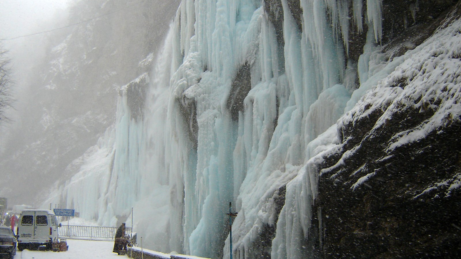 Живописный Замерзший водопад
