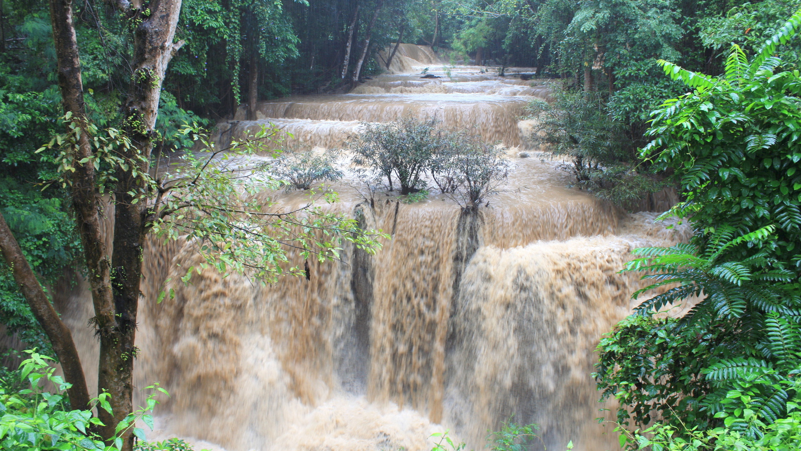 Мутная вода в водопаде