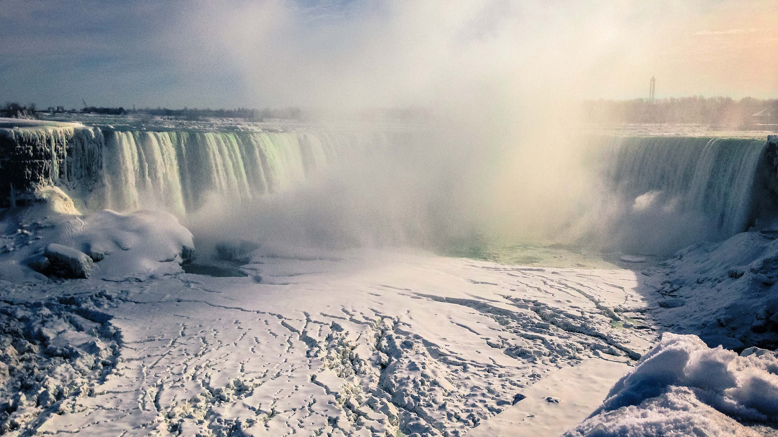 Вид на замерзший водопад Ниагара