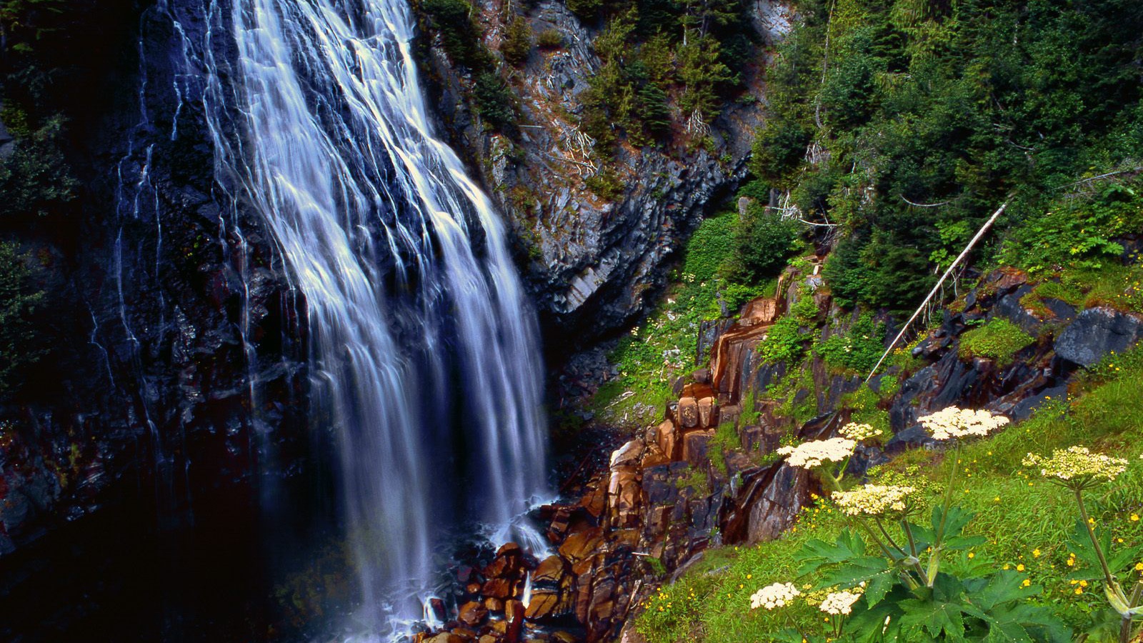 Водопад в горах