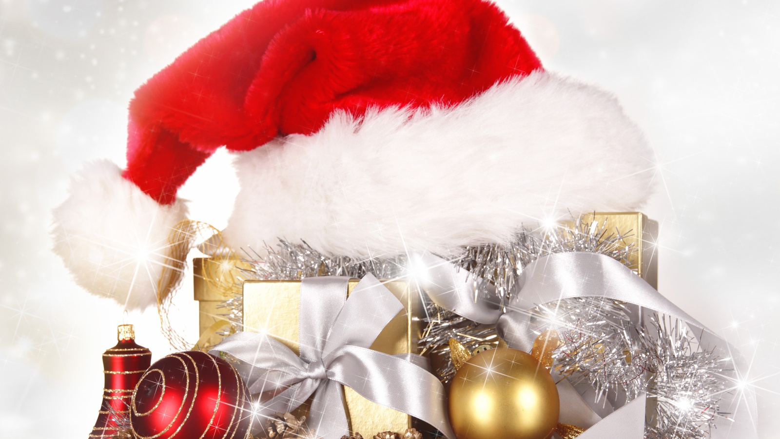 Шапка Санта Клауса на подарке