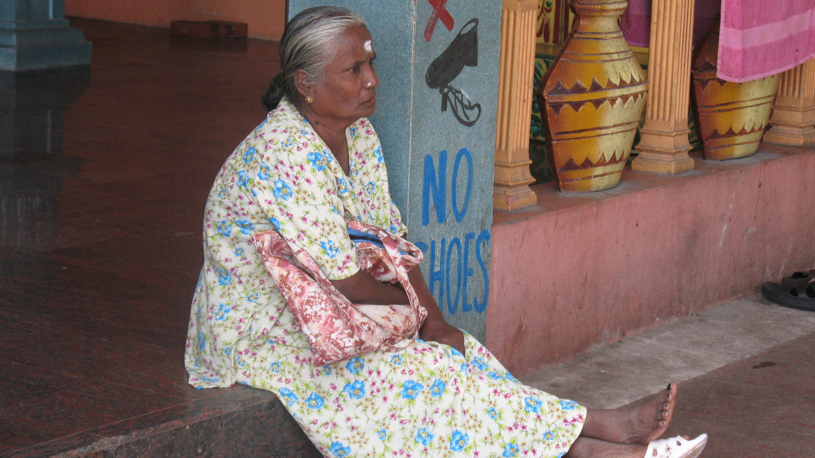 Индианка отдыхает на пороге