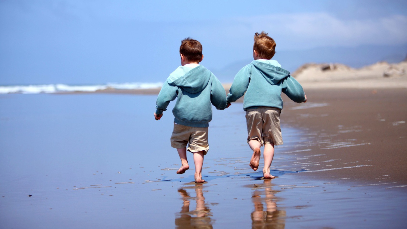 Дети бегают по воде