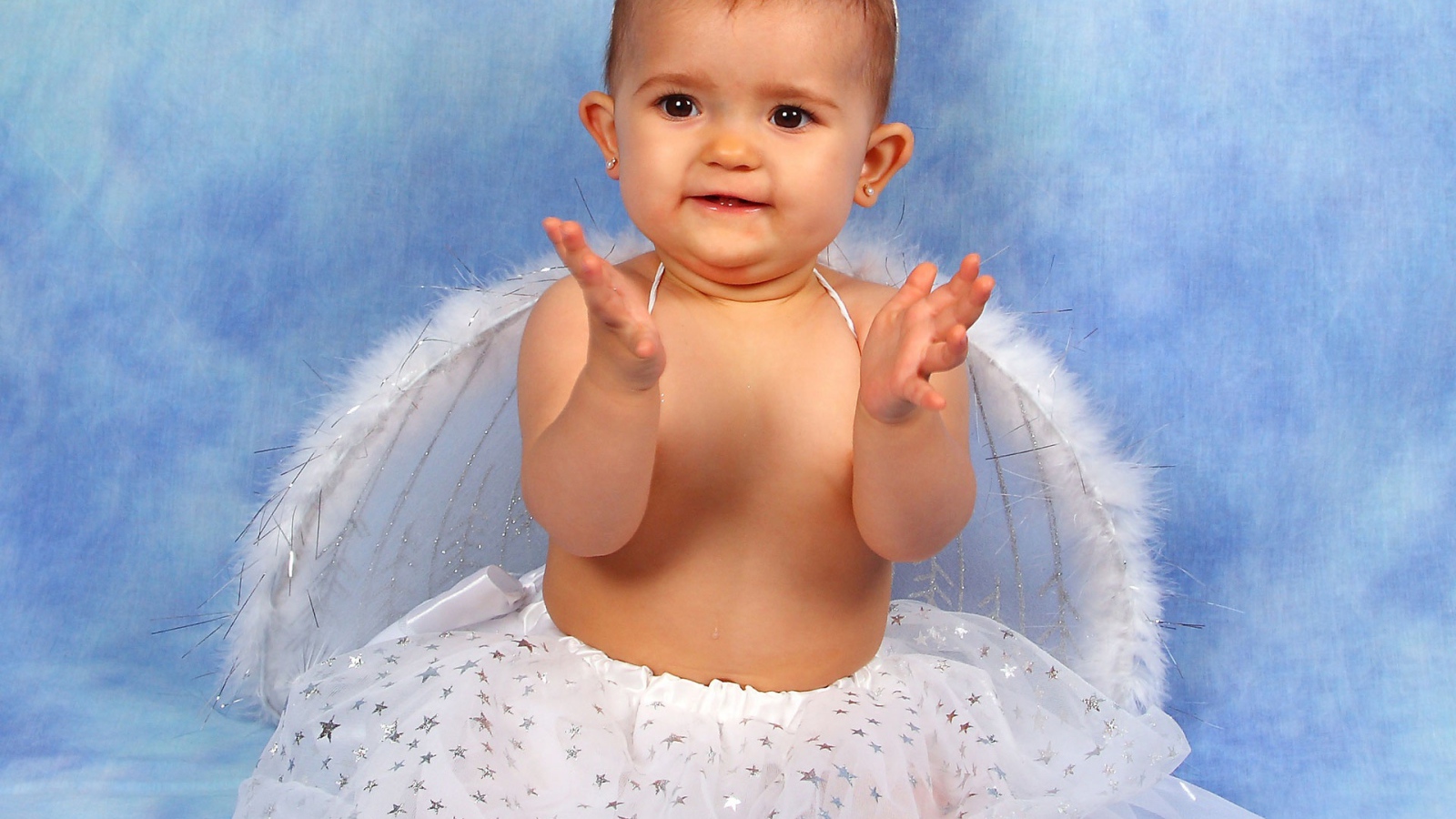 Милая девочка-ангел