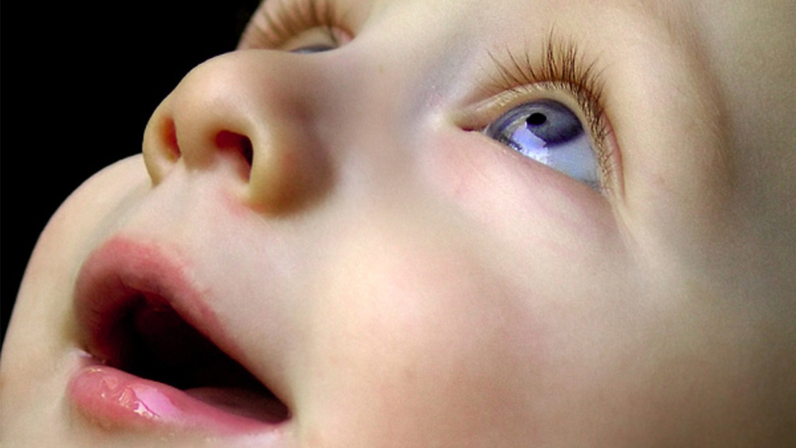 Малыш смотрит вверх