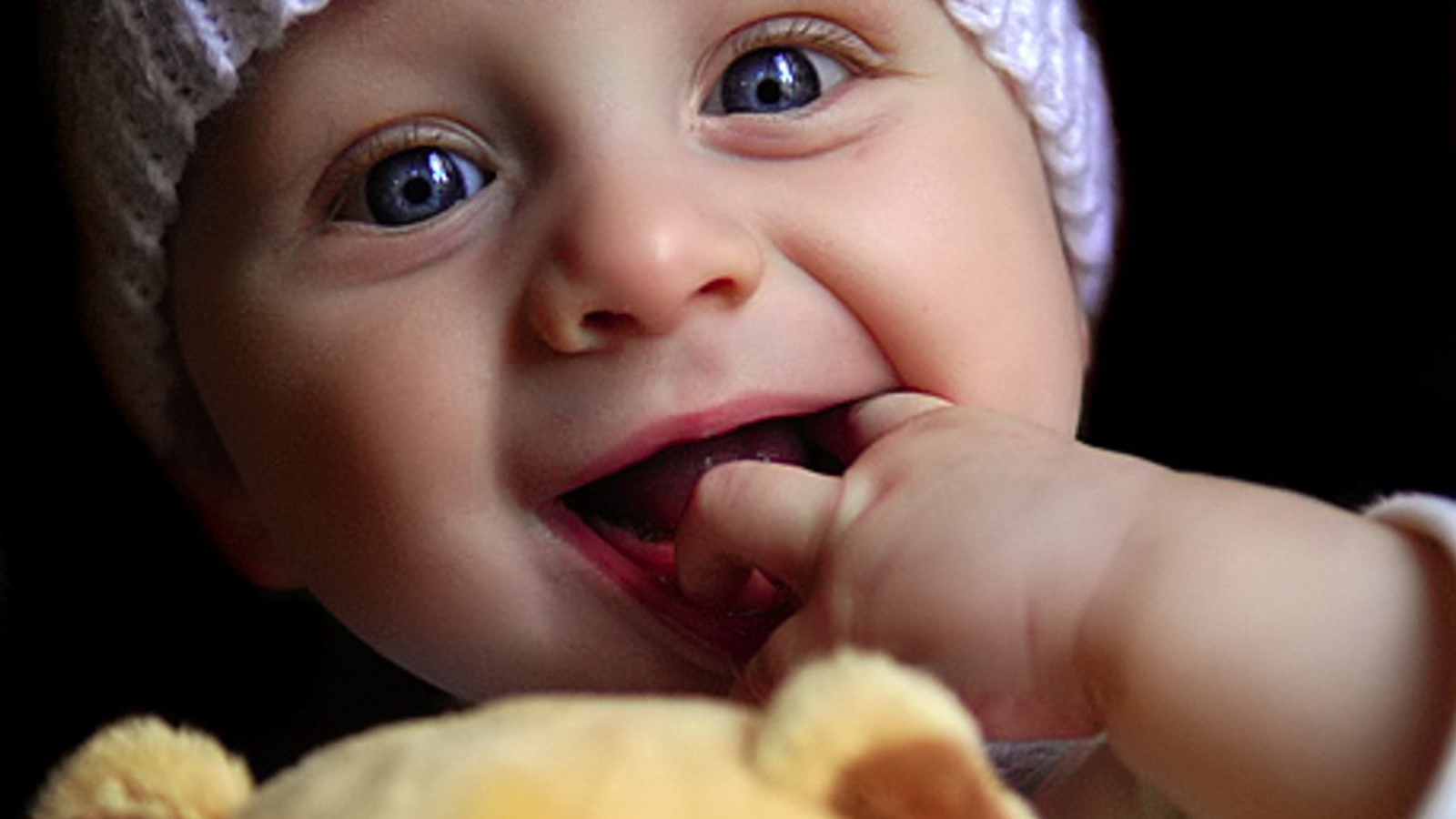 Малыш играет с куклой