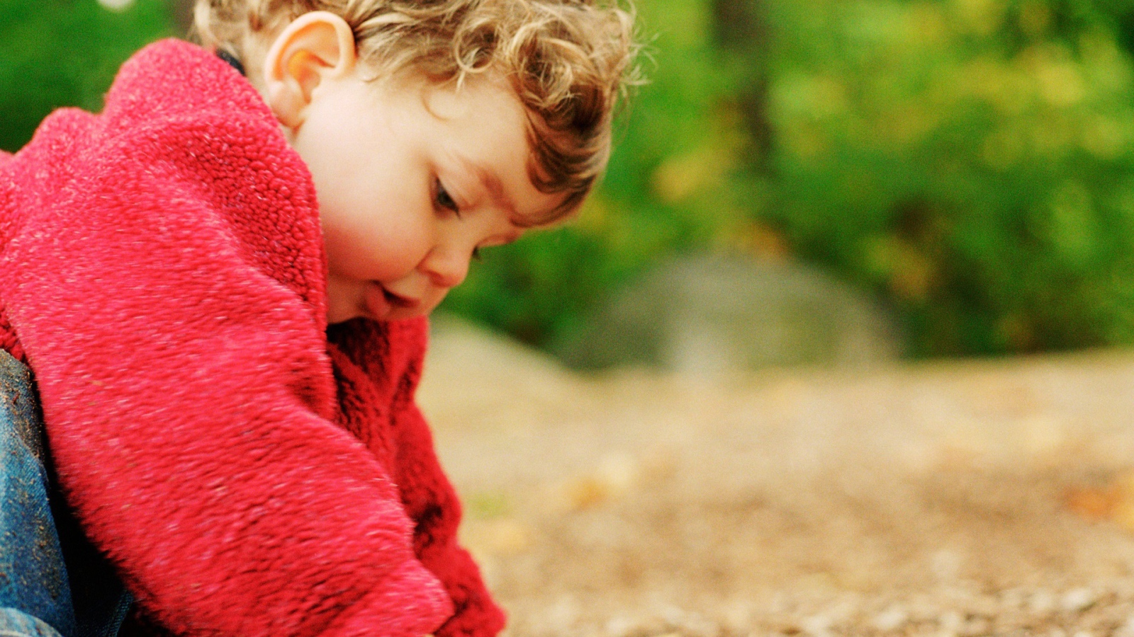 Ребенок играет